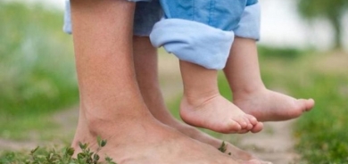 لهذا السبب.. دع طفلك يمشي حافيا خلال فصل الربيع