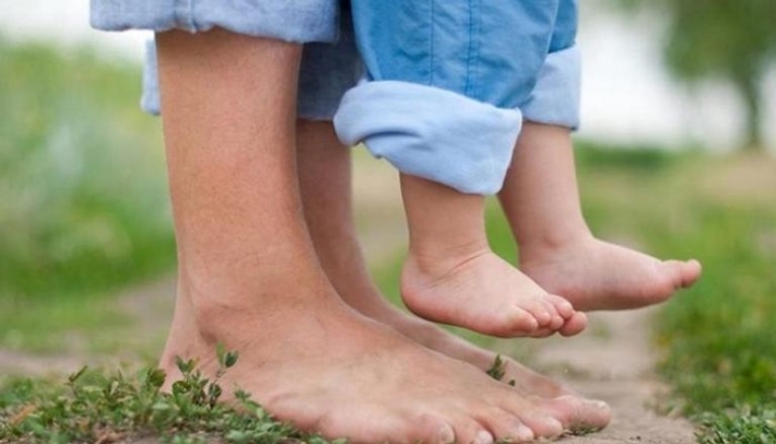 لهذا السبب.. دع طفلك يمشي حافيا خلال فصل الربيع