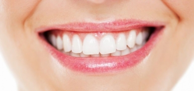 لأسنان نظيفة وصحية .. قائمة الأغذية المفيدة