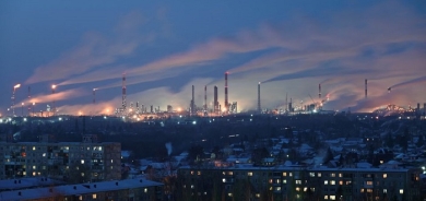 Oil prices see-saw amid hopes of Iran deal, supply woes linger