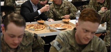 Biden li Polandê bi leşkerên Amerîkî re pîzza dixwe