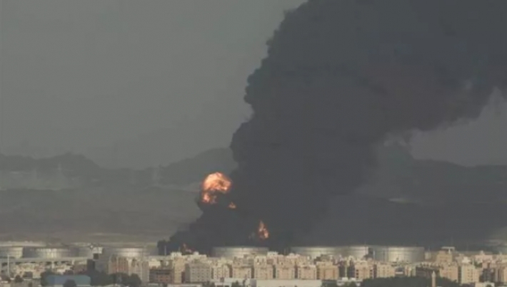 Husiyan bi mûşekan li embarekî petrolê ya Erebistana Siûdî da