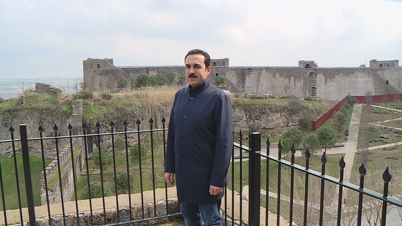 Parêzgarê Hewlêrê Omêd Xoşnaw li Kelha Diyarbekirê geriya