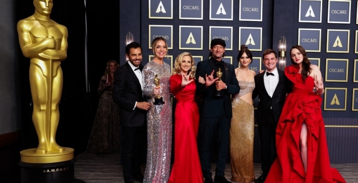 الفائزون بجوائز 