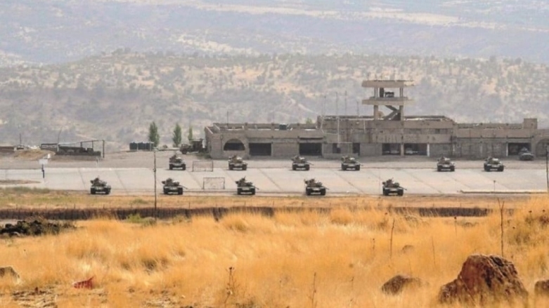 قصف صاروخي يستهدف معسكر 