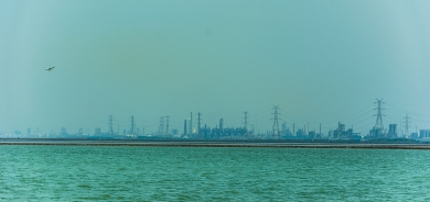 حريق في ميناء إيراني وسط أنباء عن هجوم بطائرة مسيرة