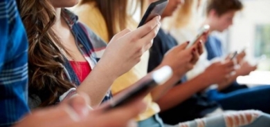 دراسة: السوشيال ميديا تسبب تشنجات لا إرادية للمراهقين