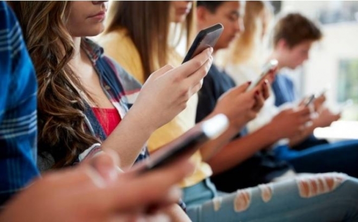 دراسة: السوشيال ميديا تسبب تشنجات لا إرادية للمراهقين