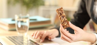 دراسة: الوجبات التي تُسمى بـ«الخفيفة» تدفعك لتناول كميات أكبر من الطعام