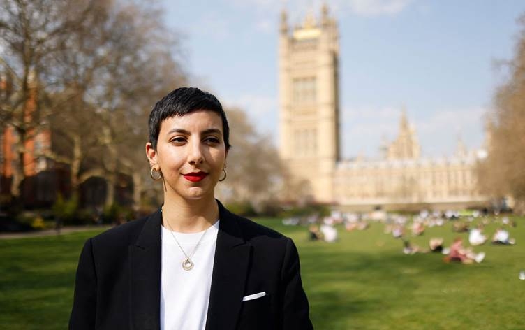 فتاة كوردية ضحية لزواج القاصرات باشرت حملة ببريطانيا لتعديل القانون وتحتفل بإقراره