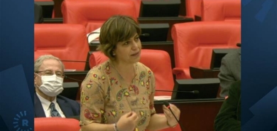 Beştaş bi 'cilên qedexekirî' yên Leyla Guven çû parlamentoyê