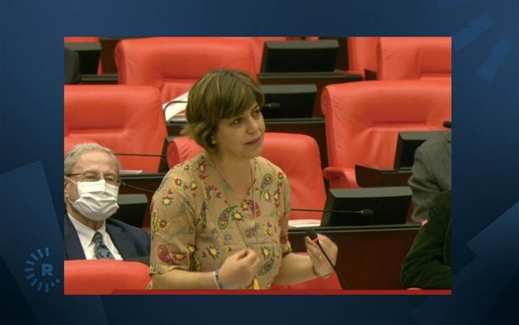 Beştaş bi 'cilên qedexekirî' yên Leyla Guven çû parlamentoyê