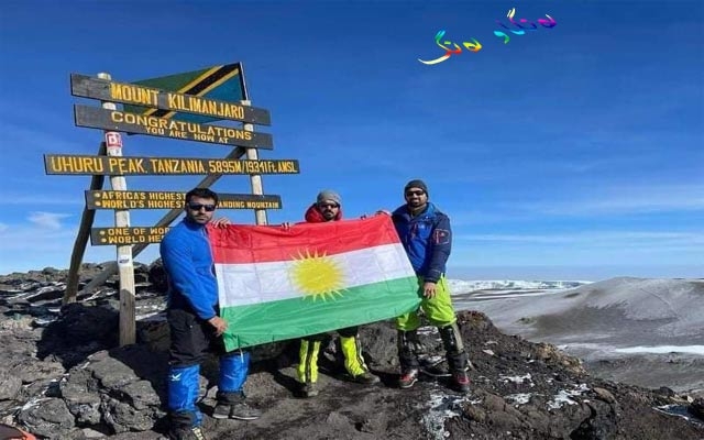 شاخەوانانی كورد بە ئاڵای كوردستانەوە لە بەرزترین چیای ئەفریقا