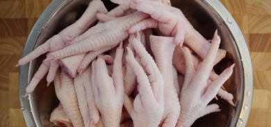 على عكس المتوقع .. 10 فوائد مذهلة لتناول أرجل الدجاج