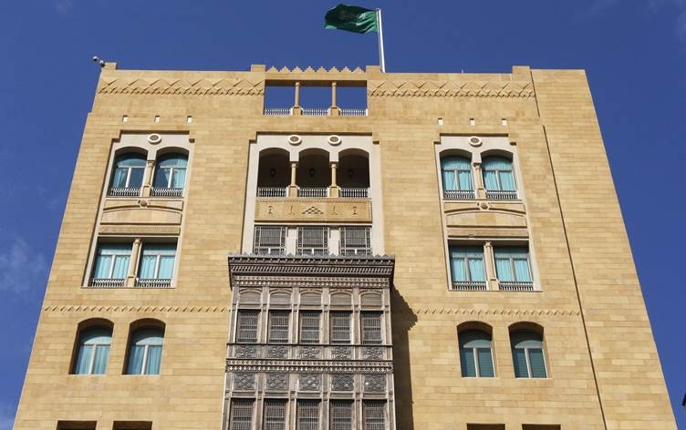 السعودية تعيد سفيرها إلى لبنان