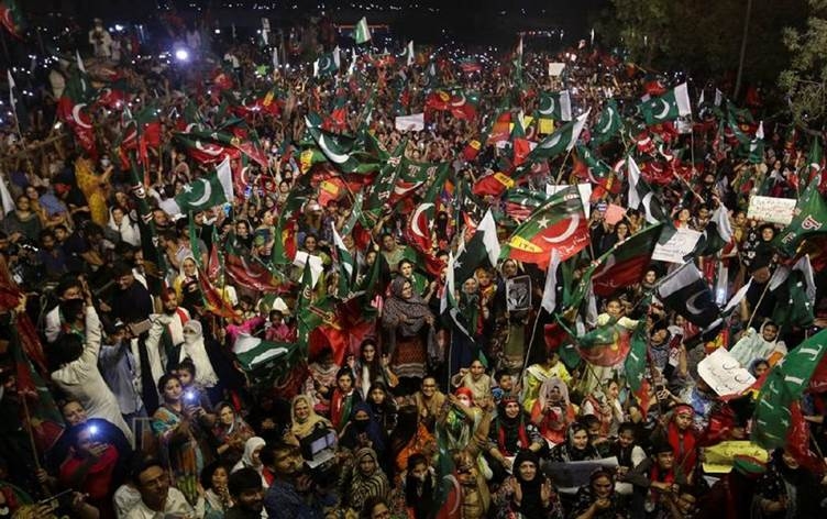 Bi deh hezaran Pakistanî ji bo piştgiriya Imran Xan daketin kolanan