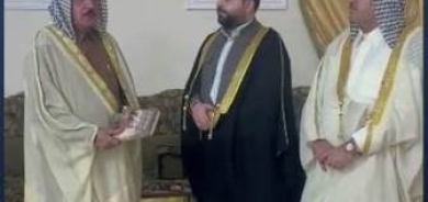 لتقوية الأواصر.. شاب كوردي يوزع كتاب الرئيس مسعود البارزاني بجميع محافظات العراق