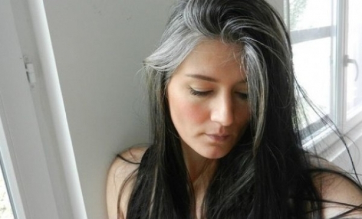 أي دور يلعبه نظامنا الغذائي في تأخير ظهور الشعر الأبيض؟