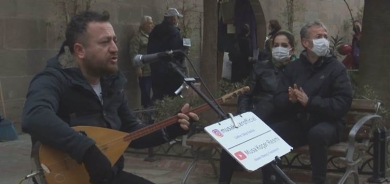 Li nav kûçe û kolanên Îzmirê çîroka stranbêjekî Kurd