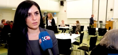 Bijîşkeke Kurd li Swêdê dest ji pîşeya xwe berda û tevlî siyasetê bû