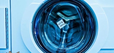 چاودێرێكی منداڵان بەتۆمەتی فڕێدانی منداڵێکی تەمەن 4 ساڵ بۆ ناو وشککەرەوەیەک دەستگیرکرا