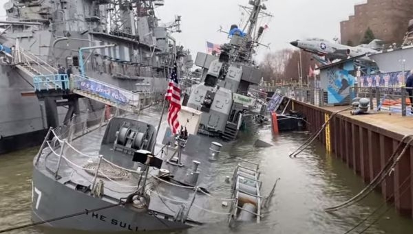 Keştiyeke Amerîkayî bin av dikeve