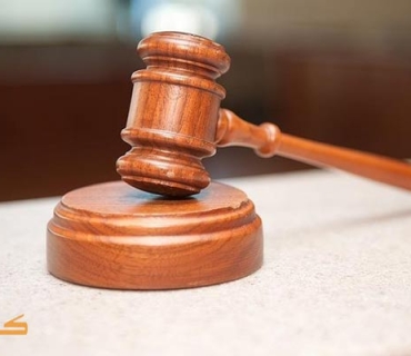 پیاوێك لە فەرەنسا هێرش دەكاتە سەر دوو كچی موسڵمان و سەرپۆشەكانیان لێ فڕێ دەدات.