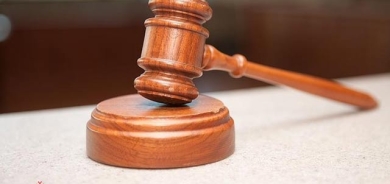 پیاوێك لە فەرەنسا هێرش دەكاتە سەر دوو كچی موسڵمان و سەرپۆشەكانیان لێ فڕێ دەدات.