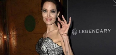 أنجلينا جولي تثير حيرة جمهورها.. 