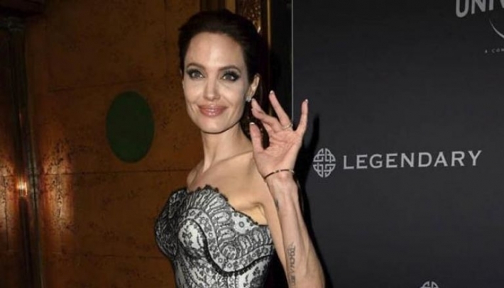 أنجلينا جولي تثير حيرة جمهورها.. 