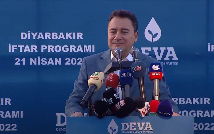 Ji Babacan li Amedê peyama 'welatîbûna wekhev'