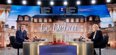 لوبان تتعهد بحظر الحجاب في فرنسا وماكرون يتهمها بإشعال حرب أهلية