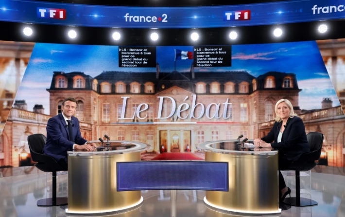 لوبان تتعهد بحظر الحجاب في فرنسا وماكرون يتهمها بإشعال حرب أهلية