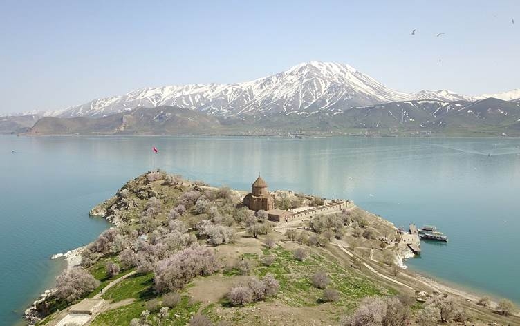 Li girava Axtamarê pêşbirka wêneyên kulîlkên behîvan tê lidarxistin