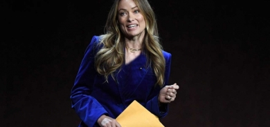 ممثلة أمريكية شهيرة تتسلم مغلفاً غامضاً من مجهول وهي على المسرح!