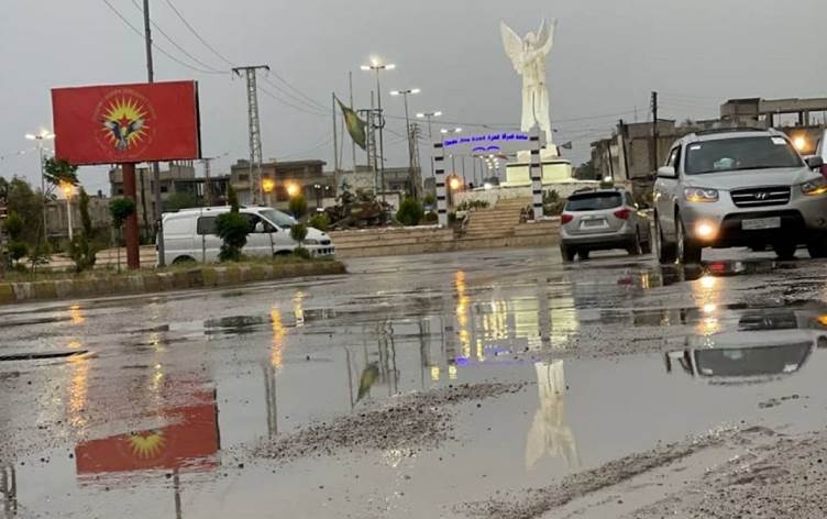 Kobanî; 25 welatî ji ber lehiyê li ser banên xaniyan asê man