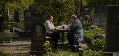 Some evacuated from Mariupol; US lawmaker Pelosi visits Kyiv