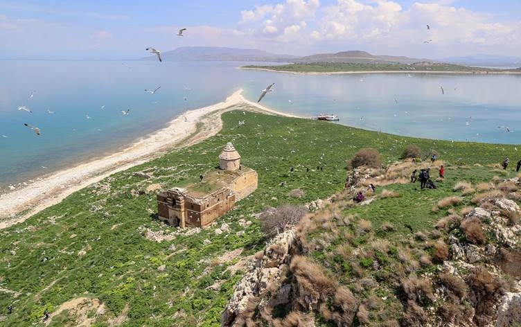 Wênegirên Wanê bedewbûna girava Çarpanaxê nîşan didin