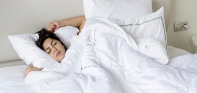 وضعيات نوم تجنّبك التجاعيد!