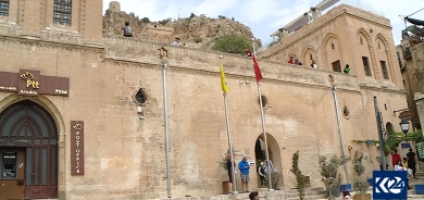 Mêrdîn bi reng û rûyê xwe mêvandariya geştiyaran dike