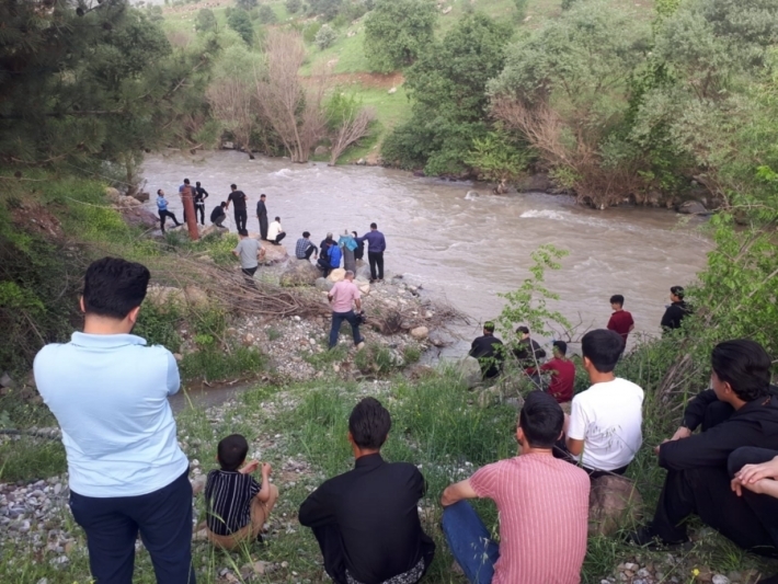 Li Rûbarê qeza Çomanê du geştyar xeniqîn