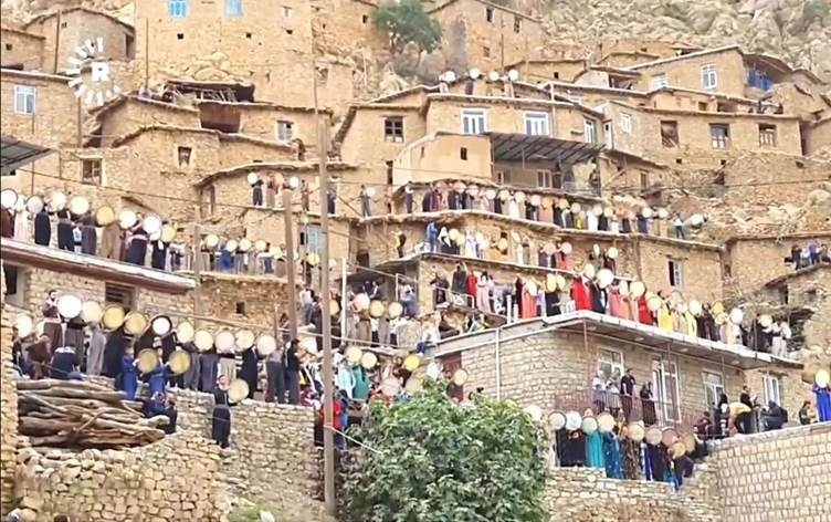 Li Hewramanê orkestraya 500 kesî ya def û tembûrê