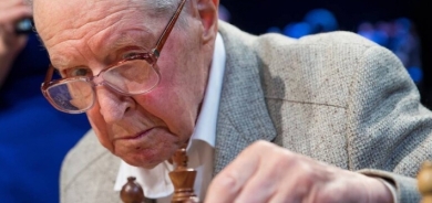 وفاة أكبر أستاذ بالشطرنج معمر في العالم