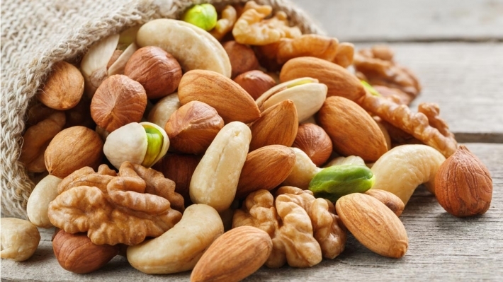 خبير روسي ينصح بنقع المكسرات قبل تناولها