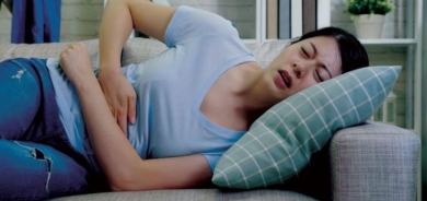 معاناة المرأة من أعراض متلازمة ما قبل الحيض