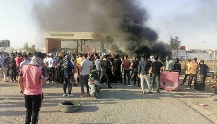 Protesters shut down oil company, block roads southern Iraq