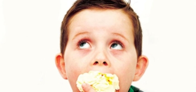 مسؤولية الآباء عن «الأكل العاطفي» للأطفال