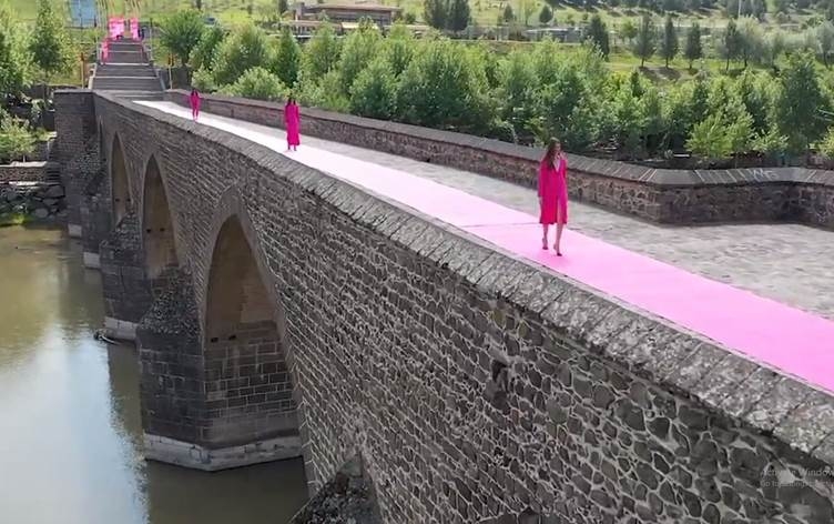 Li cihên dîrokî yên Amedê nimayişa cilûbergan