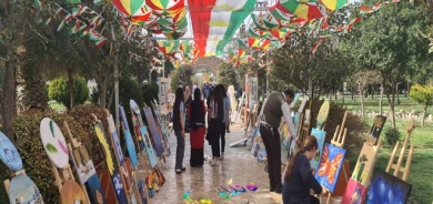 نمایشی وێنەكێشان و دەستڕەنگینیی كچانی كورد
