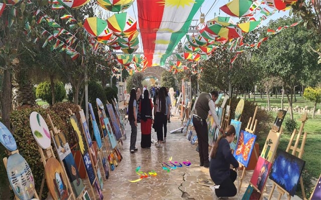 نمایشی وێنەكێشان و دەستڕەنگینیی كچانی كورد